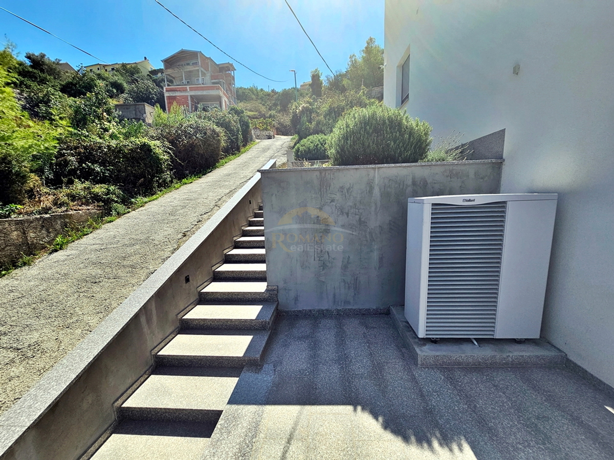 Luksuzna hiša na Čiovu - Mastrinka s 3 apartmaji in odprtim pogledom na morje